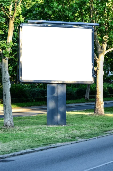 Пустой рекламный щит в красивом пейзаже рядом с дорогой — стоковое фото