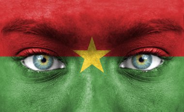 burkina faso bayrağı ile insan yüzü boyalı