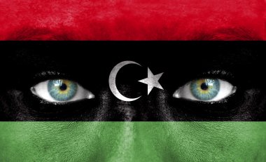 libya bayrağı ile insan yüzü boyalı