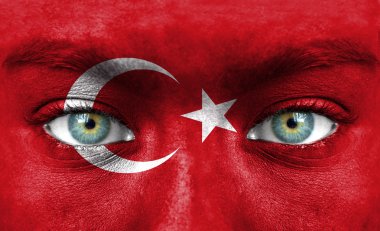 Türkiye'nin bayrak ile insan yüzü boyalı