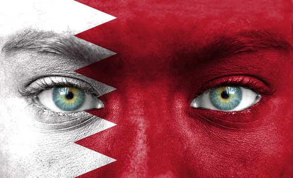Wajah manusia dicat dengan bendera Bahrain — Stok Foto
