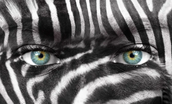 Menschengesicht mit Zebramuster - Konzept zur Rettung bedrohter Arten — Stockfoto