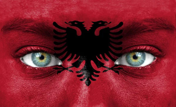 Lidská tvář s vlajka Albánie — Stock fotografie