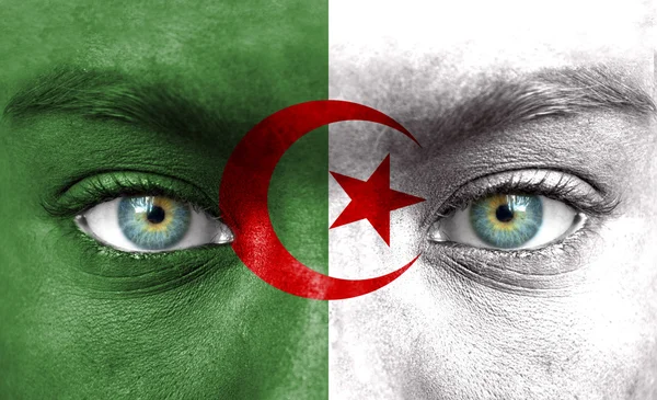 Rosto humano pintado com bandeira da Argélia — Fotografia de Stock