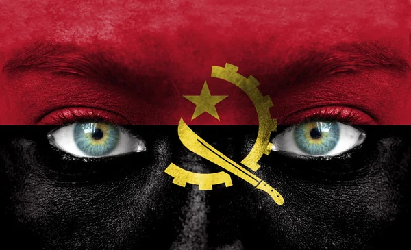 Rosto humano pintado com bandeira de Angola — Fotografia de Stock