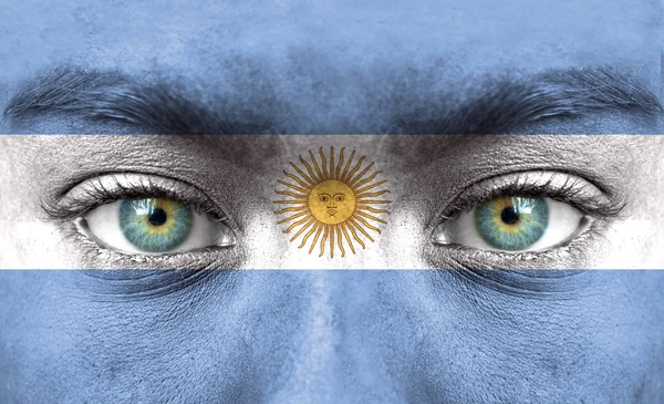 Menschengesicht mit argentinischer Flagge bemalt — Stockfoto