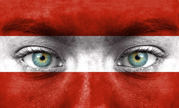 Rosto humano pintado com bandeira da Áustria — Fotografia de Stock