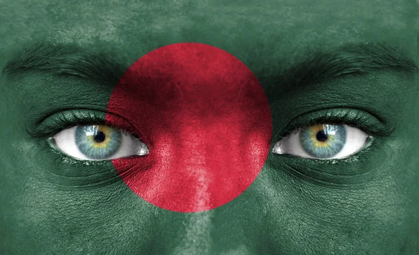 Visage humain peint avec le drapeau du Bangladesh — Photo