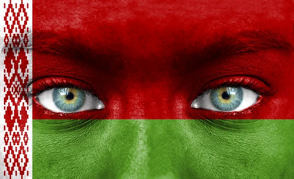 Menschengesicht mit weißrussischer Flagge bemalt — Stockfoto