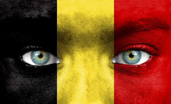Menschengesicht mit belgischer Flagge bemalt — Stockfoto