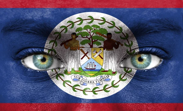 Visage humain peint avec le drapeau de Belize — Photo