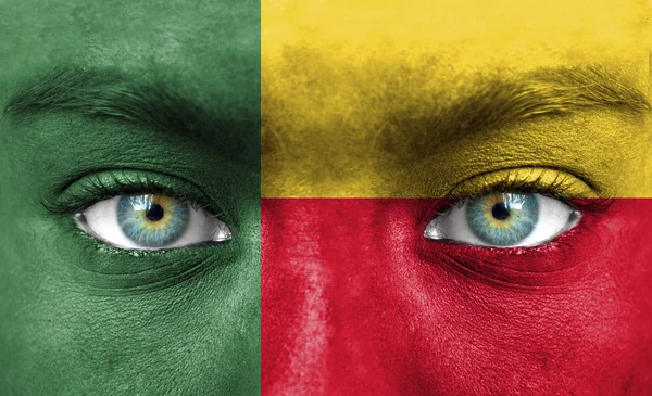 Cara humana pintada con bandera de Benín — Foto de Stock