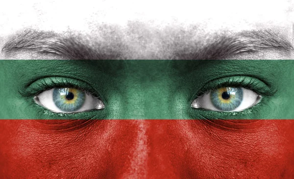 Человеческое лицо, раскрашенное флагом Болгарии — стоковое фото