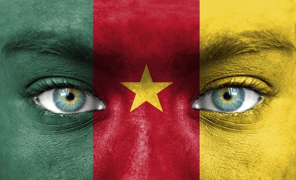 Visage humain peint avec le drapeau du Cameroun — Photo
