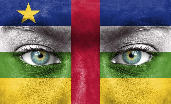 Человеческое лицо, раскрашенное флагом Центральноафриканской Республики — стоковое фото