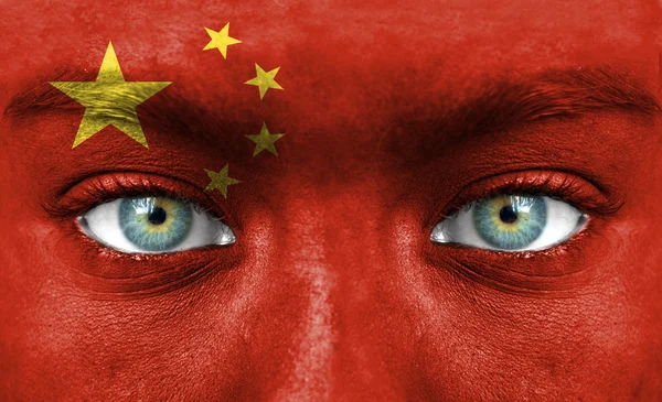 Человеческое лицо, нарисованное флагом Китая — стоковое фото