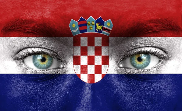 Ihmiskasvot maalattu Kroatian lipulla — kuvapankkivalokuva