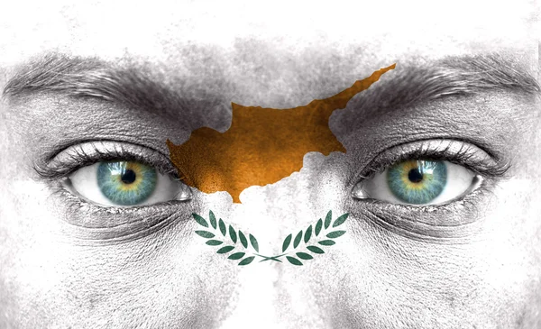 Ludzka twarz malowane z Flaga Cypru — Zdjęcie stockowe