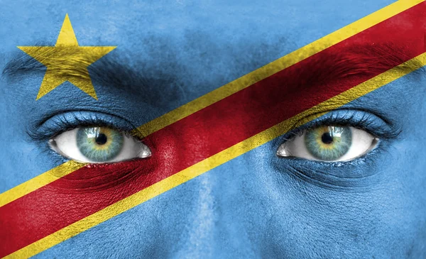 Лицо человека с флагом Демократической Республики Конго — стоковое фото