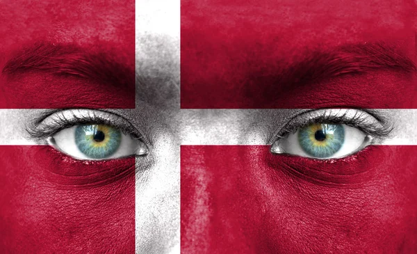Ανθρώπινο πρόσωπο ζωγραφισμένα με τη σημαία της Δανίας — Φωτογραφία Αρχείου