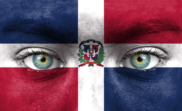 Mänskligt ansikte målade med Dominikanska republikens flagga — Stockfoto