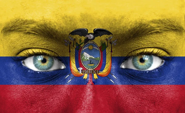 Menschengesicht mit ecuadorianischer Flagge bemalt — Stockfoto
