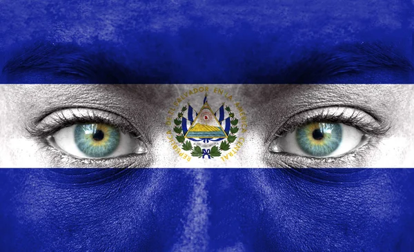 Emberi arcot festett Salvador zászlaja — Stock Fotó