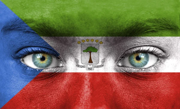 Visage humain peint avec le drapeau de Guinée équatoriale — Photo