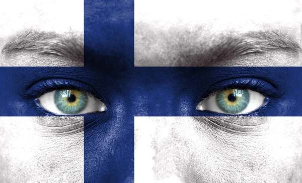 Lidská tvář s finská vlajka — Stock fotografie