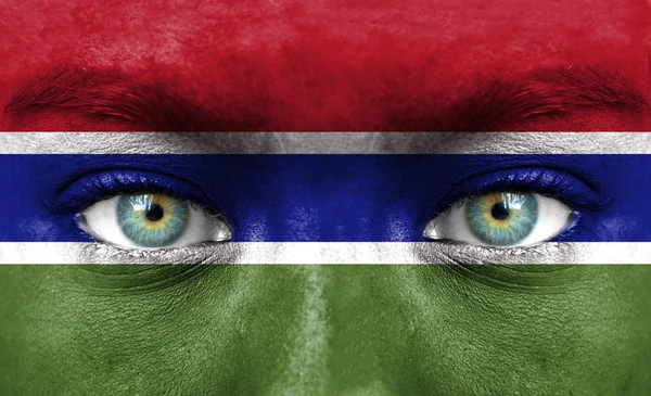 Человеческое лицо, нарисованное флагом Гамбии — стоковое фото