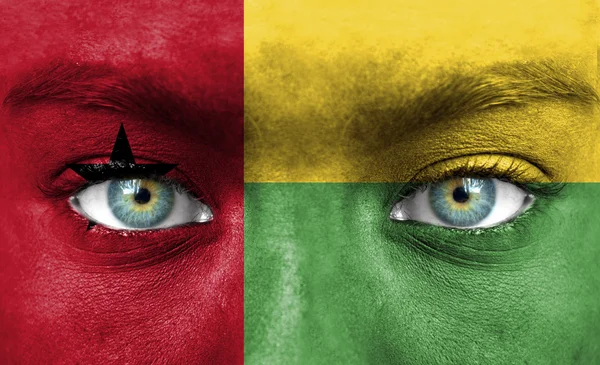Rosto humano pintado com bandeira da Guiné-Bissau — Fotografia de Stock
