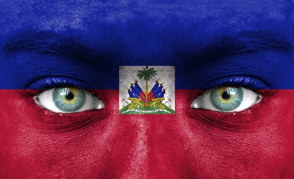 Rosto humano pintado com bandeira do Haiti — Fotografia de Stock