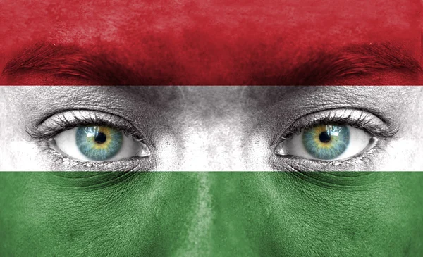 Menschengesicht mit ungarischer Flagge bemalt — Stockfoto