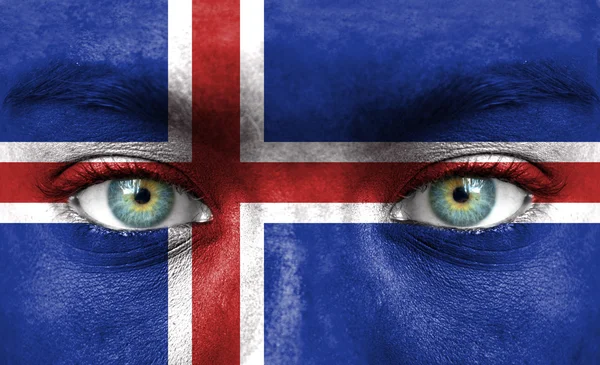 Menschengesicht mit isländischer Flagge bemalt — Stockfoto