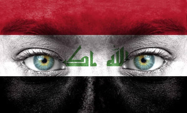 Menschengesicht mit irakischer Flagge bemalt — Stockfoto