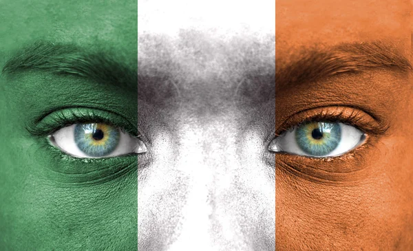 Emberi arcot festett Írország zászlaja — Stock Fotó