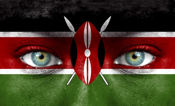 Mänskligt ansikte målade med flagga kenya — Stockfoto