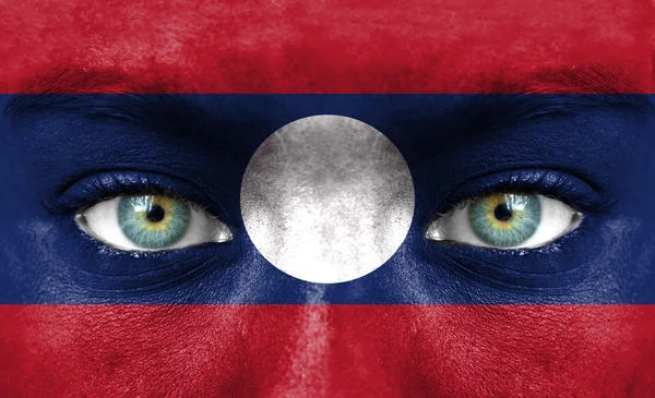 Ludzkiej twarzy malował flagę Laosu — Zdjęcie stockowe