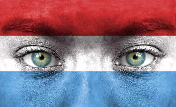 Лицо человека с флагом Люксембурга — стоковое фото