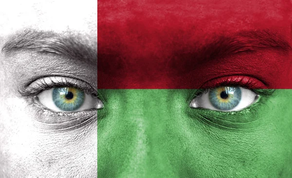Ludzka twarz malowane z flaga Madagaskaru — Zdjęcie stockowe