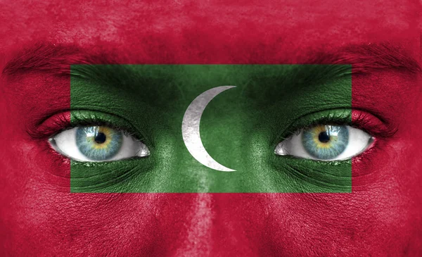 Ludzka twarz malowane z flaga Malediwów — Zdjęcie stockowe