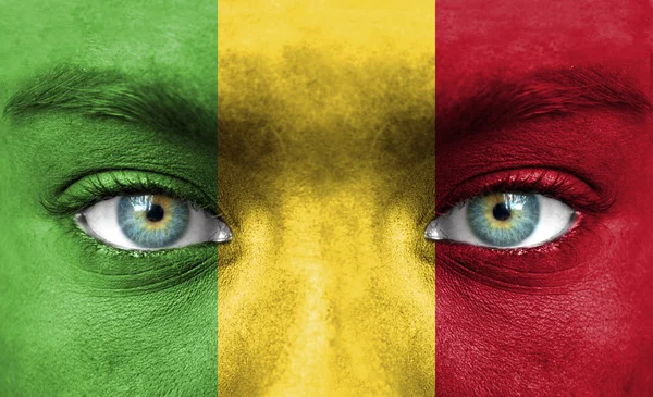 Rosto humano pintado com bandeira de Mali — Fotografia de Stock