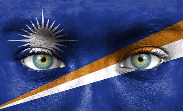Lidská tvář s vlajkou Marshallových ostrovů — Stock fotografie