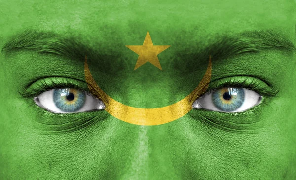 Mänskligt ansikte målade med flagga Mauretanien — Stockfoto