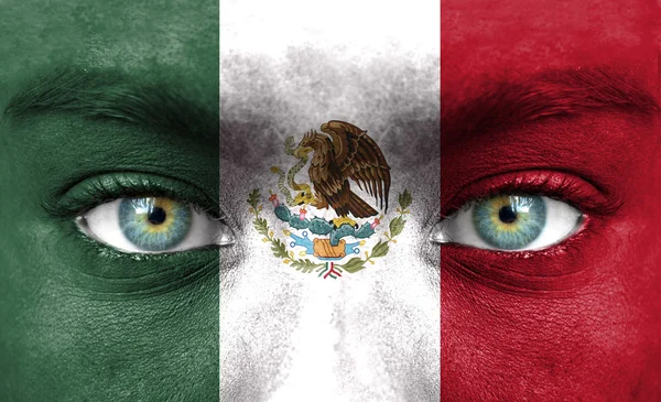 Rostro humano pintado con bandera de México — Foto de Stock
