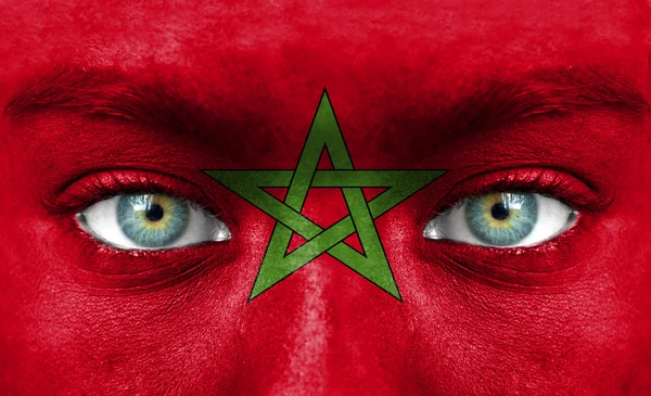 Rosto humano pintado com bandeira de Marrocos — Fotografia de Stock