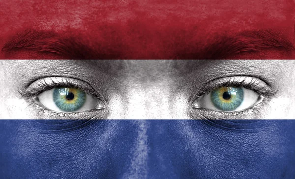 Menschengesicht mit Flagge der Niederlande bemalt — Stockfoto