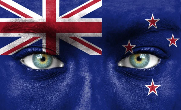 Rosto humano pintado com bandeira da Nova Zelândia — Fotografia de Stock