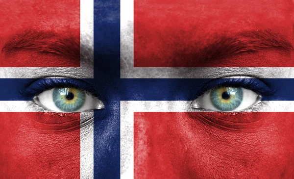 Menschengesicht mit norwegischer Flagge bemalt — Stockfoto