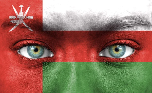 Cara humana pintada con bandera de Omán — Foto de Stock